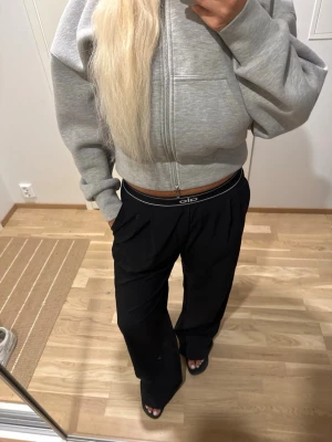 Alo byxor - Säljer ett par svarta suit up trousers från Alo💕 helt nya aldrig använda, lapp kvar. Skriv för egna bilder🫶🏼
