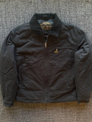 Superdry jacka ~ vintage  - Säljer nu denna sjukt snygga Superdry jackan | st S ~ 170–180cm | passar även M | perfekt som vår- och höstjacka! Modellen produceras inte längre och är därav väldigt sällsynt. Kan även gå ner lite i pris vid snabb affär🍁🫶