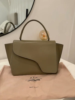 ATP Atelier grön väska  - Säljer min gröna ATP atelier väska i model Arezzo Vacchetta Handbag. Sparsamt använt och inga defekter. Dustbag kommer med. 