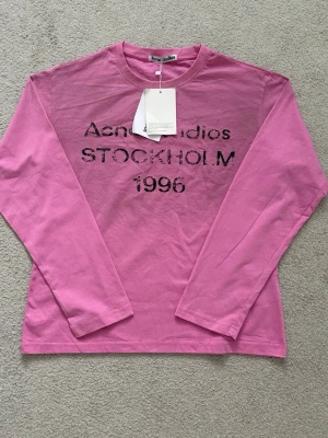 Rosa långärmad topp Acne Studios - Rosa topp från Acne Studios i storlek S (165-175) perfekt för dig som vill sticka ut och vara unik. Priset går att diskutera så kom med prisförslag 👍🏼🤗