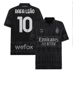 Svart AC Milan matchtröja Puma - Snygg svart AC Milan matchtröja med Rafa Leão och nummer 10 på ryggen. Tröjan har korta ärmar, diskret mönster i tyget och tryckta loggor från Puma, Emirates och wefox. Perfekt för dig som älskar fotboll och vill bära ditt favoritlag.