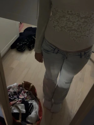 Stickad tröja med spets - INTRESSEKOLL på denna fina tröja från Zara i storlek M den här en liten fläck på armen men tror det går bort i tvätten❤️pris kan diskuteras❤️