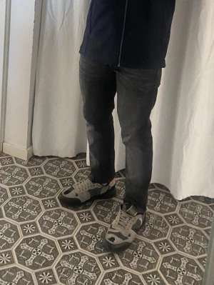 Svarta slim fit jeans dond up - Säljer ett par svarta slim fit jeans med lätt tvättade detaljer och klassisk femficksdesign. Jeansen har normal midja och raka ben, perfekta för en avslappnad och stilren look. Materialet är mjukt och stretchigt för extra komfort.