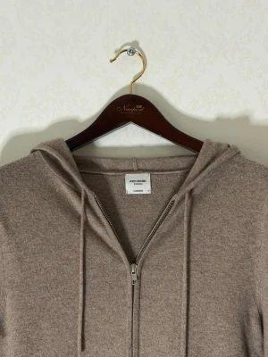 John Henric Cashmere zip hoodie - Säljer en schysst beige cashmere zip hoodie från John Henric | Nypris 3000kr | Sparsamt använd | Storlek Small |  Hör av dig vid minsta fundering