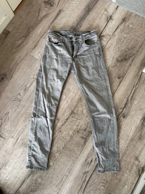 Levis 515 jeans  - Säljer ett par snygga Levis jeans i storlek 30 32. Passar till de mesta!