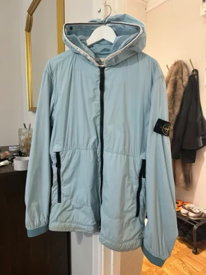 Stone Island jacka - Superfin vindjacka från Stone Island💕min kille köpte den på Luisaviaroma för ca 9 000 kr💕använd men fortfarande i fint skick, har inget kvitto kvar därav priset🙌men om man är kunnig antar jag att man ser att den är äkta (med en kemtvätt ser den nog som ny ut) 