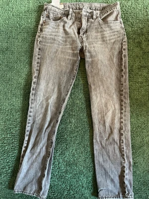 Levi’s Jeans 511 - Snygga mörkgrå jeans med rak passform. Storleken, W; 31, L; 32. Jeansen har en vintage tvätt och normal midja. Materialet är denim i bomull och de har en avslappnad look som passar till det mesta. 