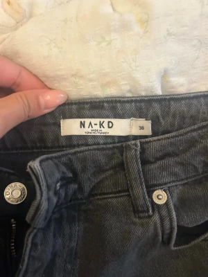 Grå raka jeans från NA-KD - Säljer ett par grå jeans från NA-KD i storlek 38. Jeansen har rak passform, klassisk femficksdesign och normal midja. Tillverkade i ett mjukt denimtyg som ger en avslappnad look. Perfekta till en trendig och casual stil.