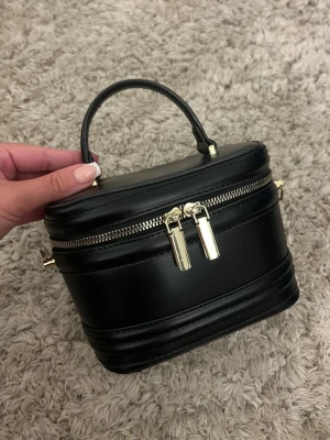 Svart vanitybag - Älskar denna väska men använder den sällan därav säljer jag. Super rymlig och stilren. Den är frf som ny.