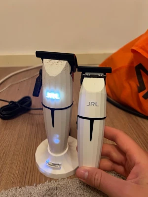 Vita trimmers från JRL - Säljer två vita elektriska trimmers från JRL. De har svart detaljdesign och laddningsstation. Perfekta för styling av hår och skägg. Ergonomisk form och sladdlös användning för enkel hantering. Kvitto box kommer med 