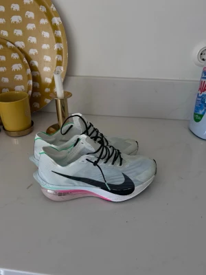 Nike vaporfly 4 - Nike vaporfly 4. Väldigt bra skick, änvända cirka 2-2,5 mil. Orginal låda finns bara höra av sig vid frågor mvh Liam.