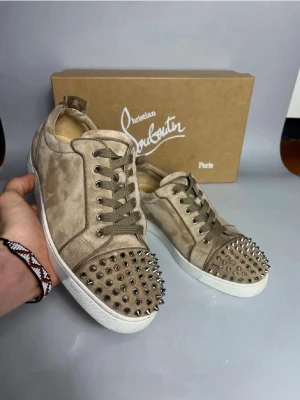 Christian Louboutin skor  - Riktgt snygga Loubs i en ovanlig färg! Skulle kunna tänka mig att gå ner lite i pris vid snabb affär men va rimliga, endast skor tillkommer! 