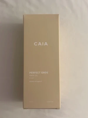 CAIA Perfect Ends Hair Oil - Säljer en CAIA Perfect Ends Hair Oil, Håroljan innehåller avokado- och solrosolja och är framtagen för att ge näring och glans till håret. Perfekt för att motverka torra toppar och friss. Den är helt ny och oöppnad!💕