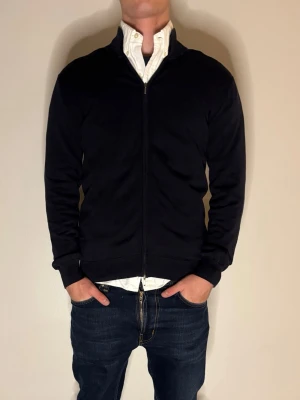 FULL ZIP  - ZIP TRÖJA | JOHN HENRIC | STRL S | PRIS 349 kr | SKRIV VID MINSTA LILLA FUNDERING |