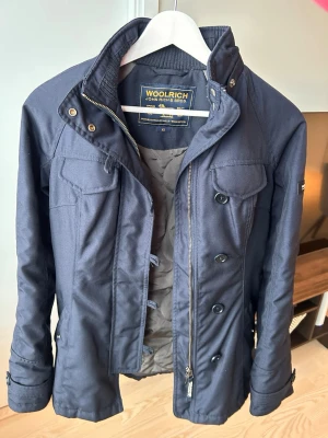 Woolrich Fieldjacket  - Jag säljer denna nästan helt nya woolrich jackan! Storlek: XS Skick: 9/10 Nypris: 5000✅ Deffekter: Inga! Tveka inte på att höra av er🤝