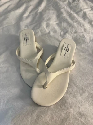 Sandaler - Vita sandaler med lite klack, aldrig använt