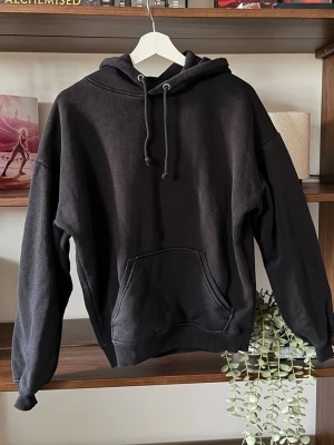 Svart hoodie med magficka och huva - Casual svart luv tröja med snörning. Hoodien är i storlek XS och från BikBok,                                                       ⭐️Säljes i använt skick men väl omhändertagen                     ⭐️Lite nopprig på nära håll som tröjor blir, inget annat         💭Har du frågor? Skriv på annonsen och jag svarar så fort jag kan!