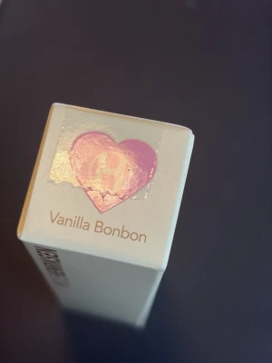 OLEHENRIKSEN Pout Preserve Lip Balm - OLEHENRIKSEN Pout Preserve Peptide Lip Treatment i doften Vanilla Bonbon. Läppbalsamet kommer i en stilren, ljus förpackning och innehåller 12 ml. Perfekt för att återfukta och vårda läpparna med en söt vaniljdoft.