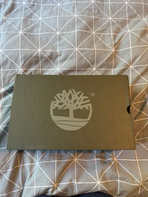 Timberland klassiska kängor - Säljer ett par ikoniska Timberland kängor i klassisk gul nubuck med bruna detaljer vid ankeln. Grov sula för bra grepp och vattentätt material. Gula snören och metallöljetter ger en snygg kontrast. Perfekta för höst och vinter men kan användas på sommarn också. !!!Har använt max 3 gånger!!!