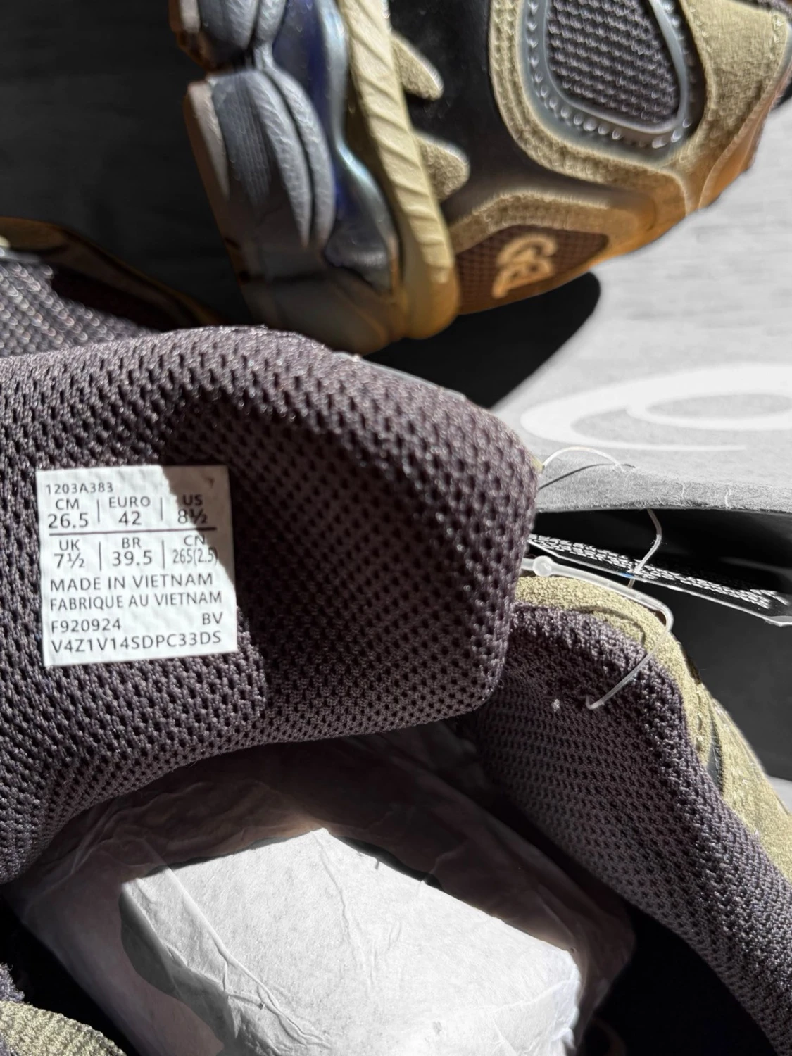 ASICS sneakers i olivgrönt och grått - 2