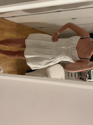 Vit kort sommarklänning med broderi - Söt vit kort klänning med broderade detaljer och smala axelband från Zara, inga tecken på användning 