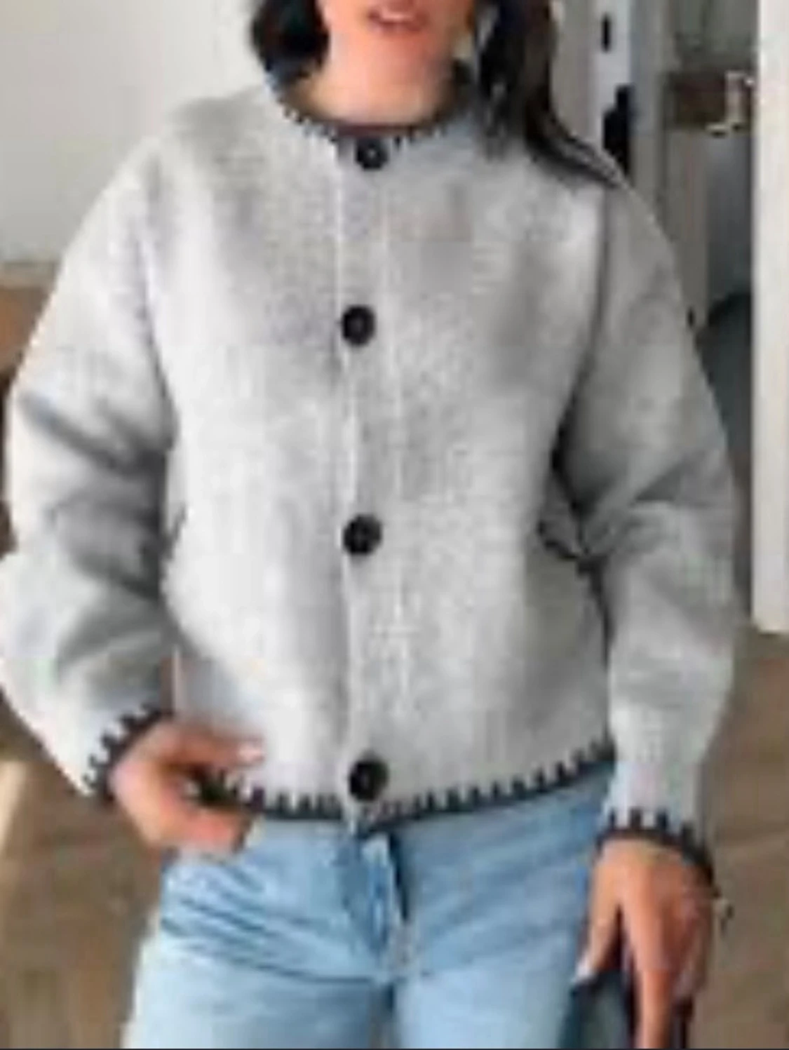 Grå stickad kofta med svarta detaljer - 1