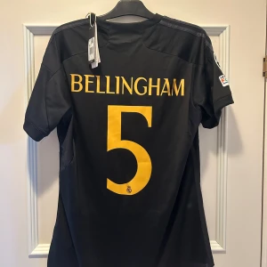 Real Madrid 23/24 tredjetröja - Jude Bellingham tröja från säsongen 23/24. Tröjan är helt oanvänd samt tags finns kvar. Säljer pga fel storlek.  Köpt för ca 1200 på unisport som fans edition.