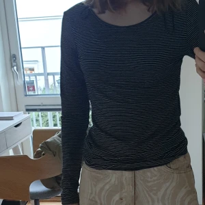 Långärmad topp - En randig svartvit långärmad topp från h&m. 