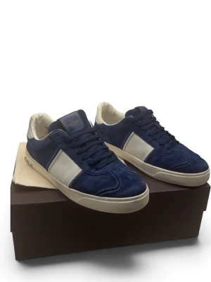 Valentino Flycrew - | Valentino Flycrew Royal Blue | | Mycket bra skick | Storlek: 41 1/2 passar 42 | Nypris: ≈ 8000 kr | Mitt pris: 2999 kr, pris kan diskuteras. | Ingår: två dustbags | Fraktar via PostNord eller InstaBox på köparens bekostnad | Pris kan diskuteras vid snabb affär! 
