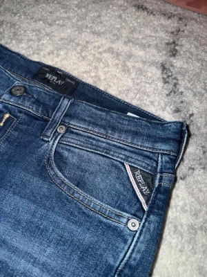 Replay jeans  - Säljer ett par mörk blåa jeans från Replay då de är för små för mig. Jeansen har snygga slitningar och detaljerade sömmar. Perfekta för dig som gillar en avslappnad men ändå stilren look. Hör av dig om du har några frågor.