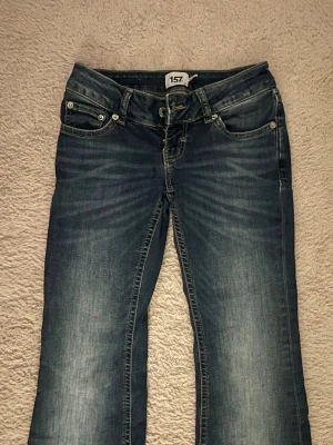 Blå bootcut jeans från 157 - Blå bootcut jeans från lager 157, bra skick men säljer då de börjar bli för små