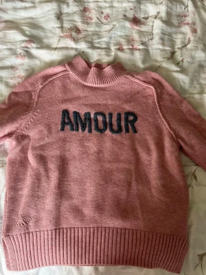 Zadig tröja - Superfin stickad Zadig tröja med trycket Amour. Tröjan har en pytteliten fläck under M:et till höger som knappt syns (se bild). Skulle säga att tröjan är storlek M/S. 