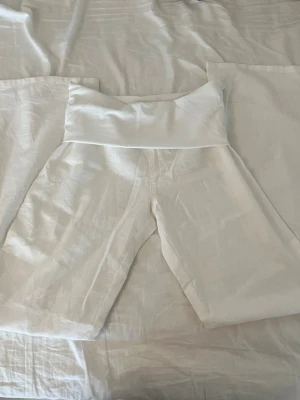 Vita linnebyxor från H&M - Säljer ett par vita linnebyxor från H&M med bred linning och raka ben. Byxorna är tillverkade i ett lätt och luftigt linnetyg, perfekta för varma dagar. Enkel och stilren design som passar till det mesta.