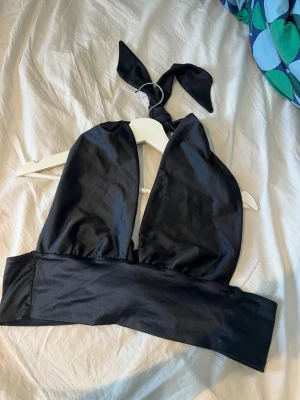 Halterneck topp - Halterneck topp i satinliknandematerial från Gina. Superskön och snygg, storlek S. Endast använd en gång