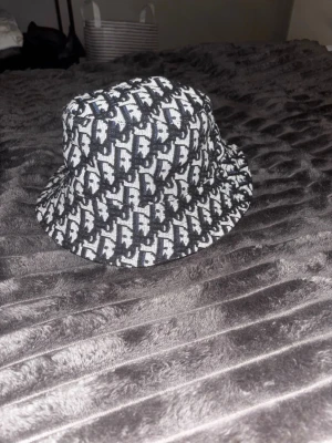 D bucket hat  - Säljer en fet bucket hat från €ior. Hör av dig vid frågor🙌