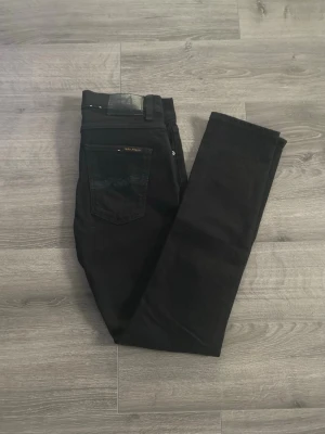 Nudie jeans - Ett par svarta nudie jeans i modellen Lean Dean. Storlek 31/32. Mycket bra skick och inga defekter. Hör gärna av dig vid funderingar😁