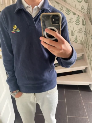 Loro Piana Långärmad Tröja - Snygg marinblå långärmad tröja från Loro Piana med broderad logga på bröstet.  Bomull/cashmere blandning. Storlek 48 (passar S/M) Serienr MAC3539