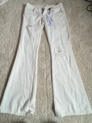 Gina’s hip hug loose jeans - Säljer dessa vita jeans från Gina då dom inte kommer till användning, dom är helt nya (har bara provats)