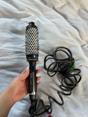 Björn Axén varmluftsborste - Svart och silver varmluftsborste från Björn Axén. Tror det är mellan storleken och den fungerar helt som den ska!! Perfekt att göra blowouts med och curls💞kolla gärna in mina andra annonser