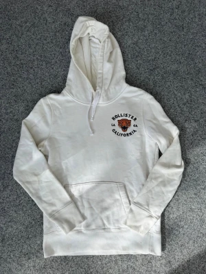 Hollister California hoodie | XS ~ Cool  - Säljer denna coola Hollister hoodie | Storlek XS | Mycket bra skick - Med riktigt snyggt och häftigt tryck | Rekommenderar denna hoodie stark | Hör av er vid intresse!🌟🙏