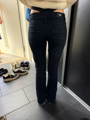 Mörkblå bootcut jeans från LTB - Säljer ett par mörkblå bootcut jeans från LTB med låg midja och kla. Jeansen är i modellen valerie, bootcut! Jättefint skick! W27 L32