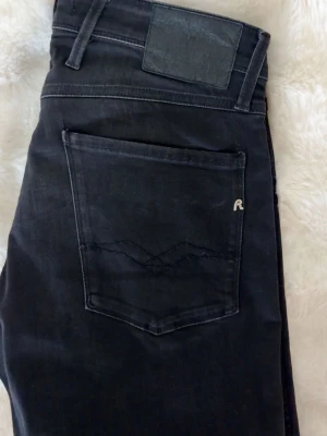 Svarta Replay jeans med raka ben - Säljer ett par svarta jeans med snygg tvätt. De är ifrån replay i modellen ANBASS och storleken 30/30
