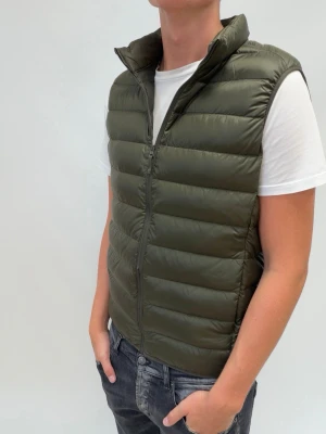 Uniqlo väst  - En av dem goaste västarna för billigast pris köpt vid Uniqlo vid NK i Gbg för 599kr. Jag är 190 väger 78 