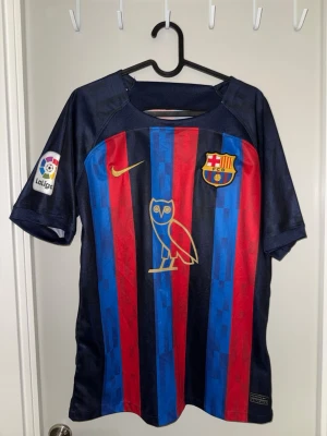 FC Barcelona x Drake 22/23 El Classico Tröja - Säljer min Barca x Drake tröja från säsong 22/23. Tröjan är inte äkta.