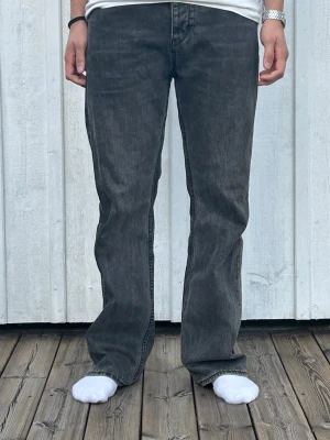Svarta raka jeans ifrån NEUW - Säljer ett par svarta jeans med sandig tvätt med rak / relaxed passform ifrån NEUW 