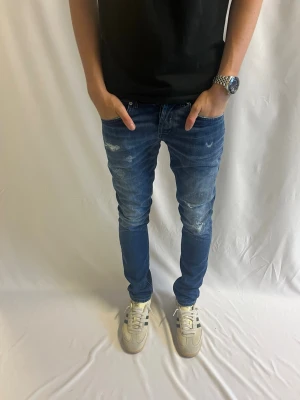 Dondup George | storlek 31  - Tja! Säljer nu dessa blå Dondup George med feta slitningar.                                                                   Inga defekter - Storlek 31 - pris 699kr -           Mått: 102 cm längd, midja 38 cm                         Hör gärna av er vid intresse eller frågor! 