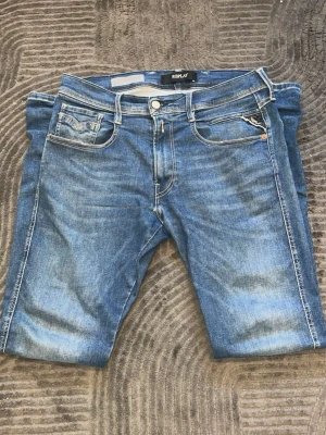 Replay jeans  - Säljer ett par stilrena replay jeans i riktigt bra skick