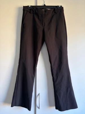 Svarta kostymbyxor  - Svarta lågmidjade bootcut kostymbyxor från bikbok i modellen ”Vera petite” passar om man är runt/under 160 cm! Nypris är 499kr🤍