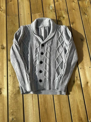 Cardigan - Säljer denna omärkta cardiganen i mycket fint skick. Hör av er vid frågor😃