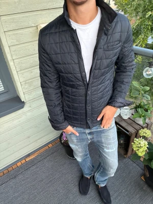 Svart quiltad jacka med krage - Snygg svart quiltad jacka med riktigt fet hög krage, bra skick skriv vid funderingar och följ för mer!🤝